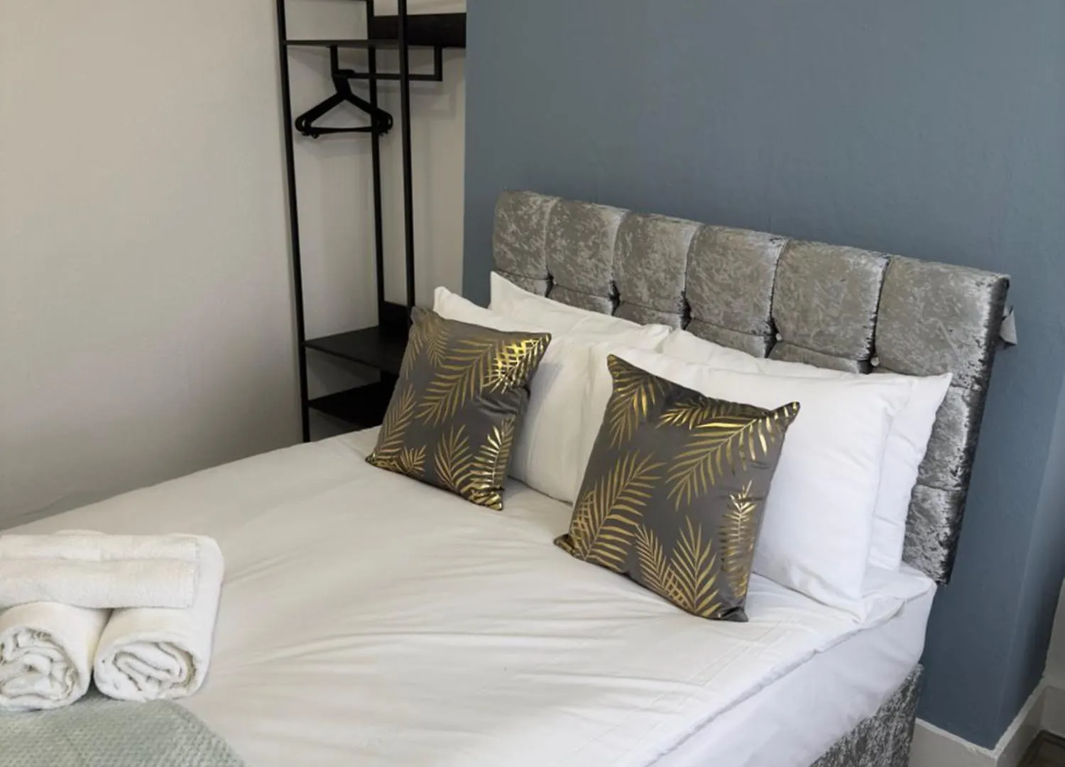 Newly Decorated 5-Bed Hackney Townhouse Villa London