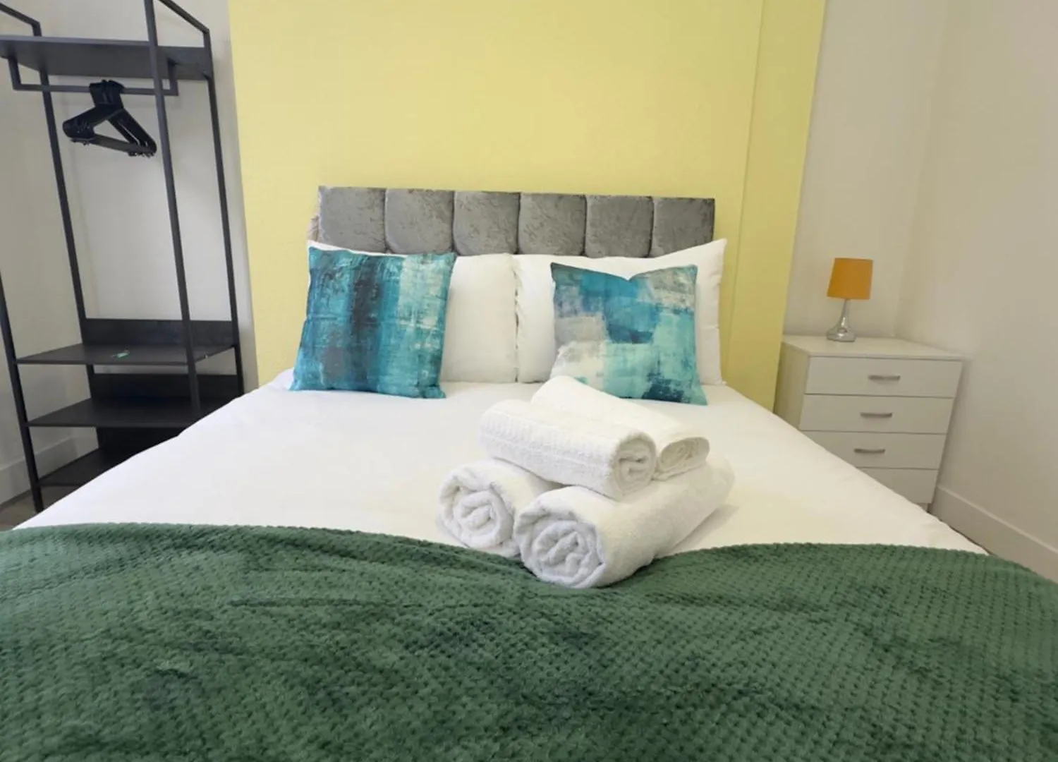 Newly Decorated 5-Bed Hackney Townhouse Villa London Holiday home