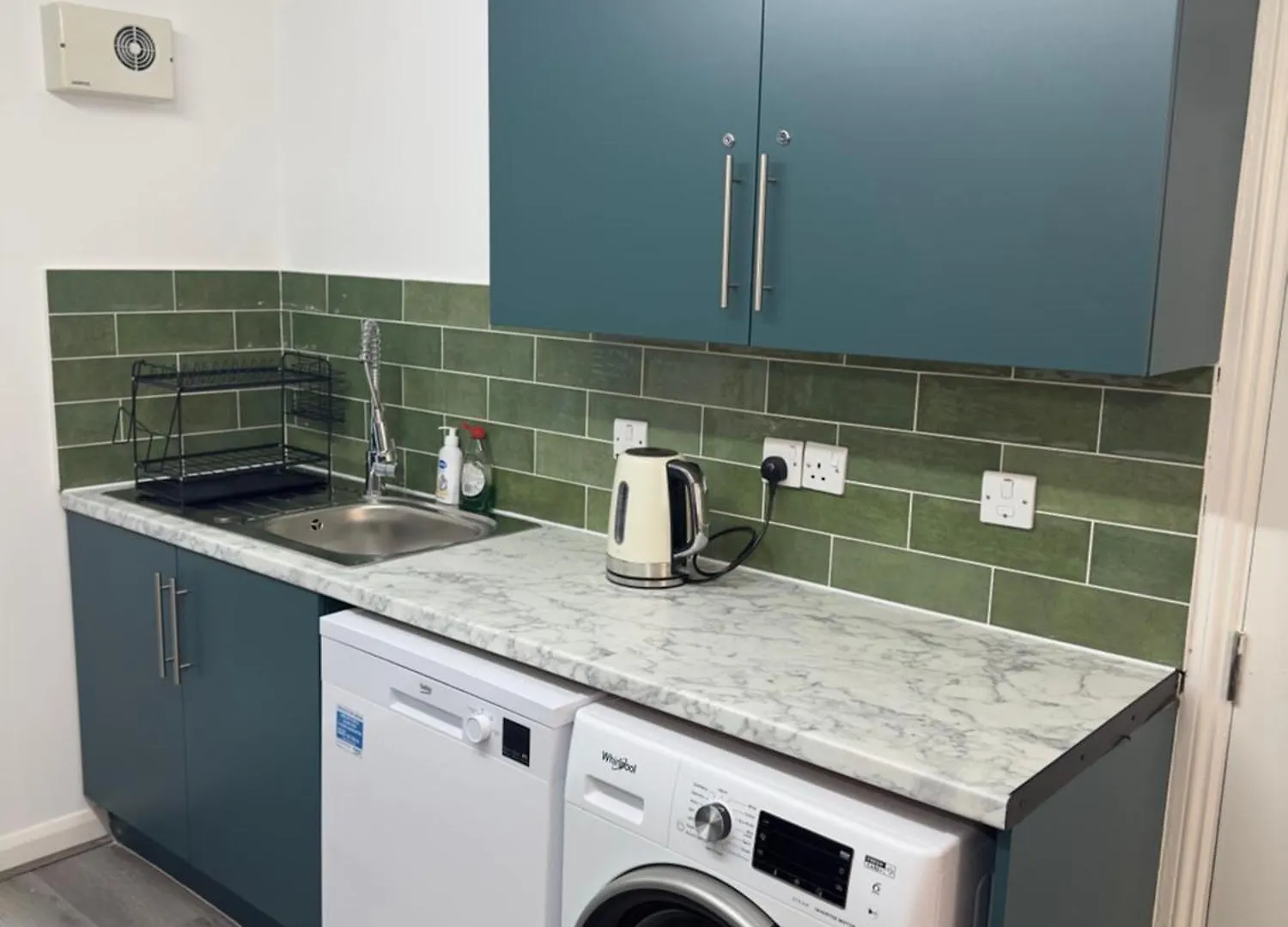 Newly Decorated 5-Bed Hackney Townhouse Villa London Holiday home